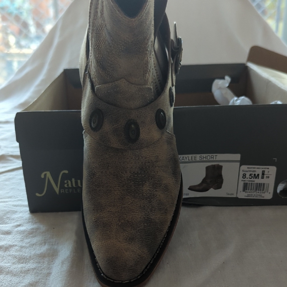 Natural Reflections Women's Distressed Brown Boots